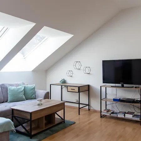 Schoene Mit Parkplatz Im Zentrum Von * Linec