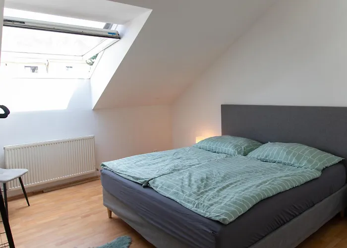 Schoene Mit Parkplatz Im Zentrum Von Λιντς